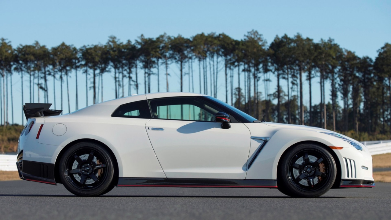 Белый Nissan GT-R на фоне деревьев
