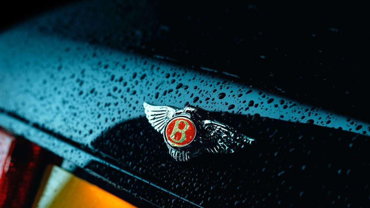 Знак на мокром автомобиле