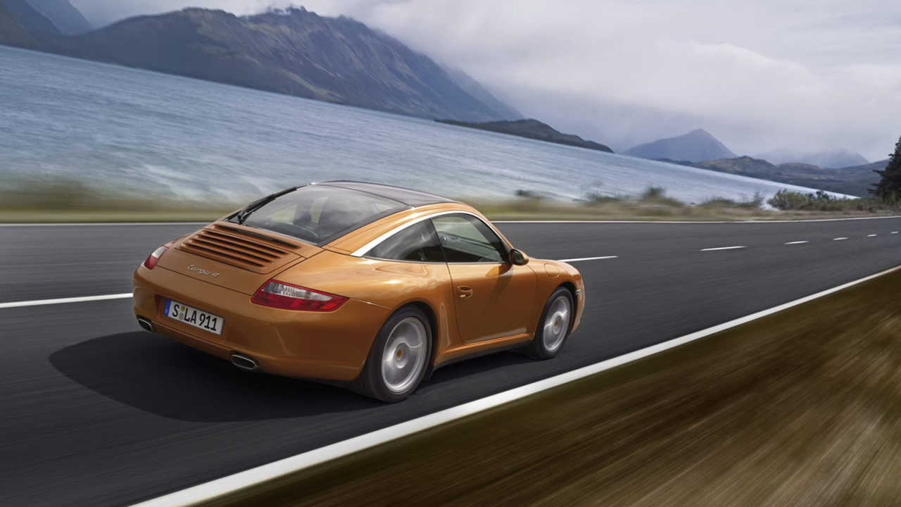 Золотистый автомобиль на дороге