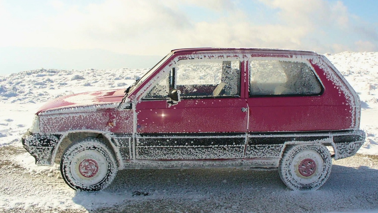 Розовый автомобиль в инее