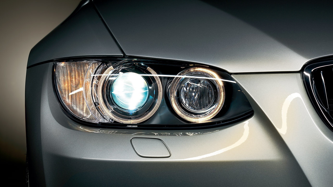 Фара серебристого автомобиля