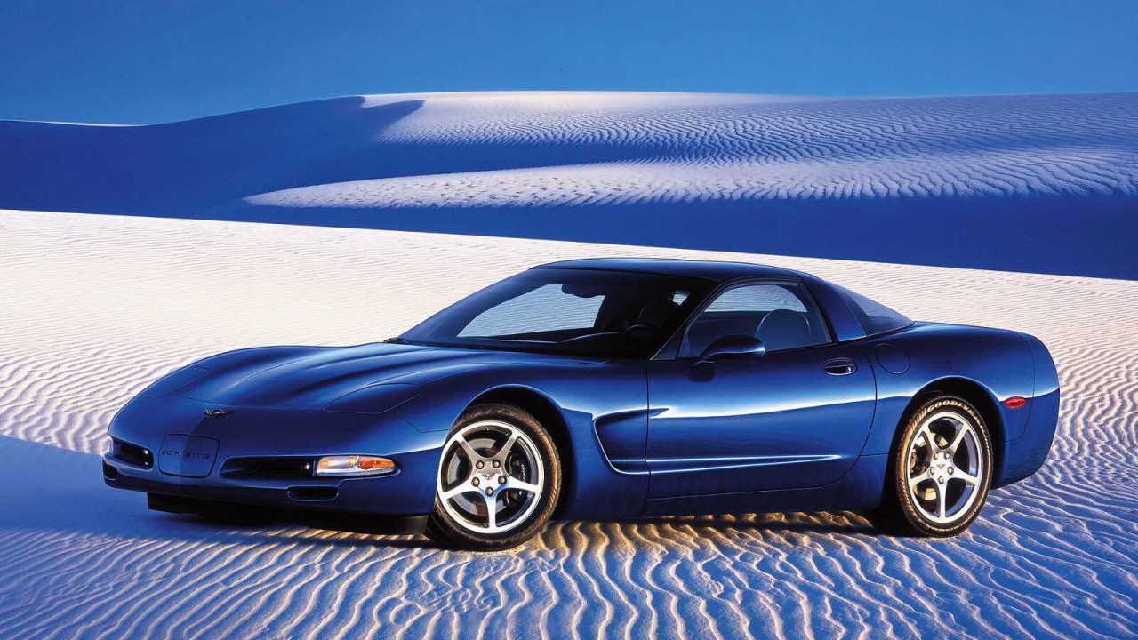 Синий спортивный автомобиль в пустыне