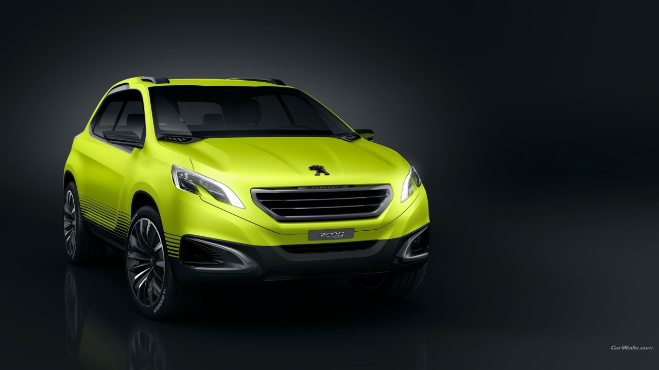 Красивый желтый Peugeot 2008
