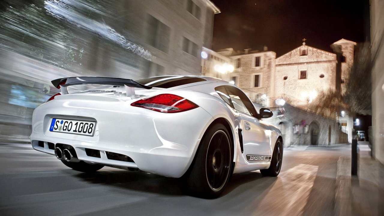 Белый Порше Бокстер на городской улице