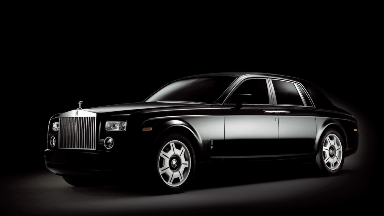 Черный Rolls-Royce Phantom на черном фоне