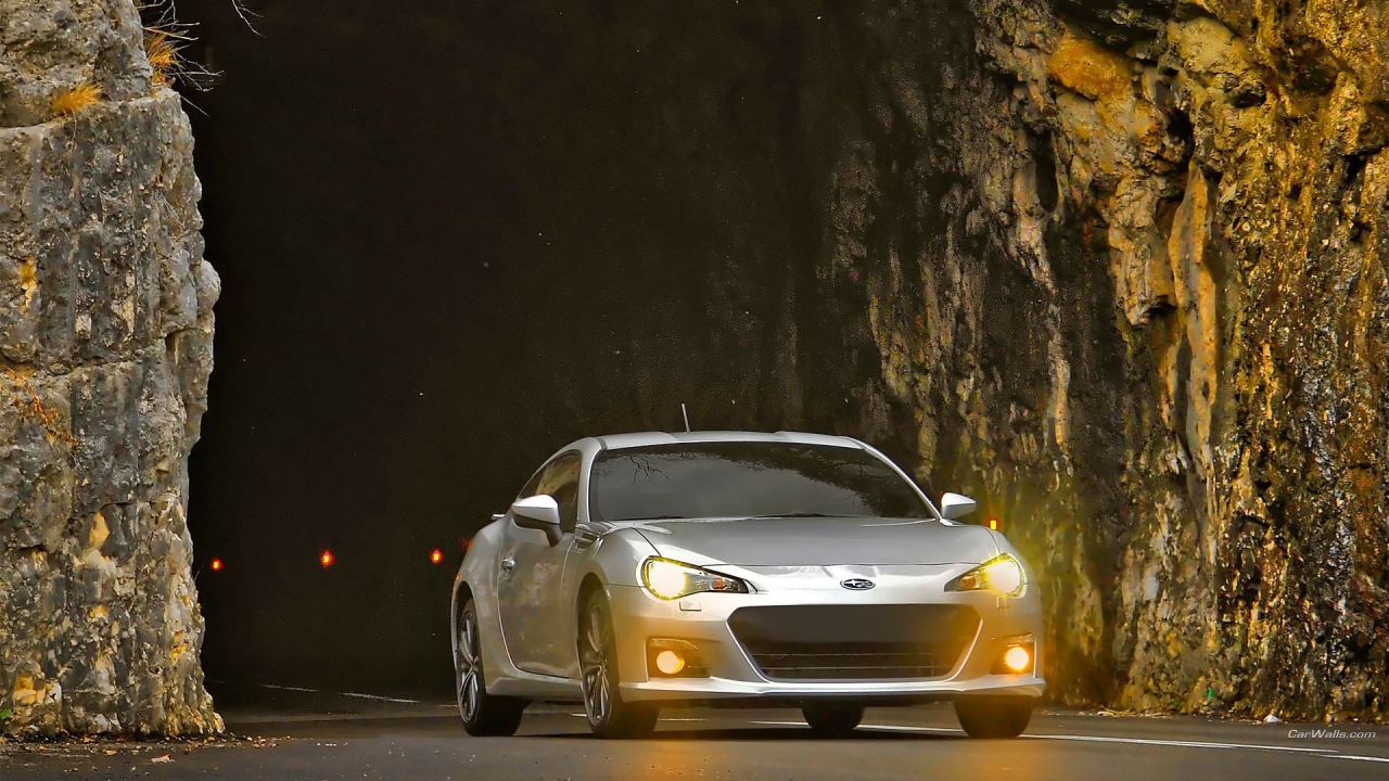 Серебристый Subaru BRZ выезжает из тоннеля