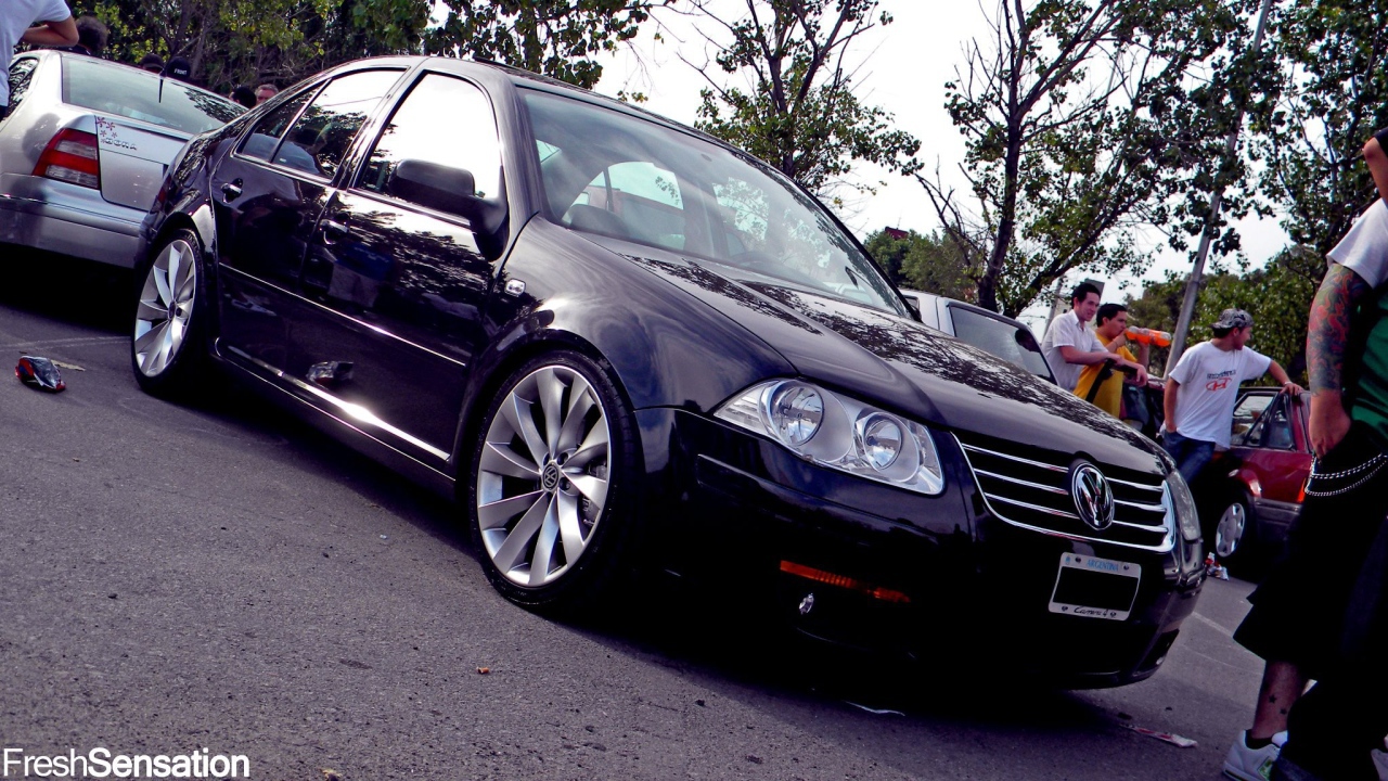 Черный автомобиль Volkswagen Bora