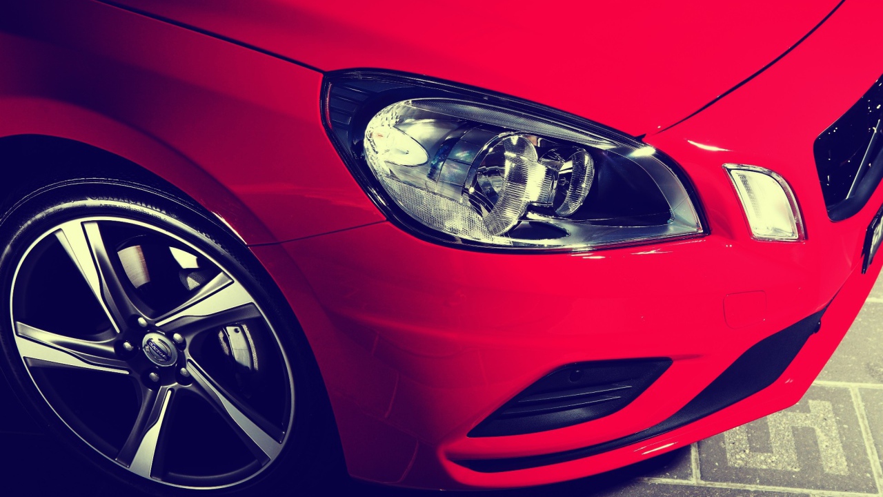 Фары красного авто Volvo