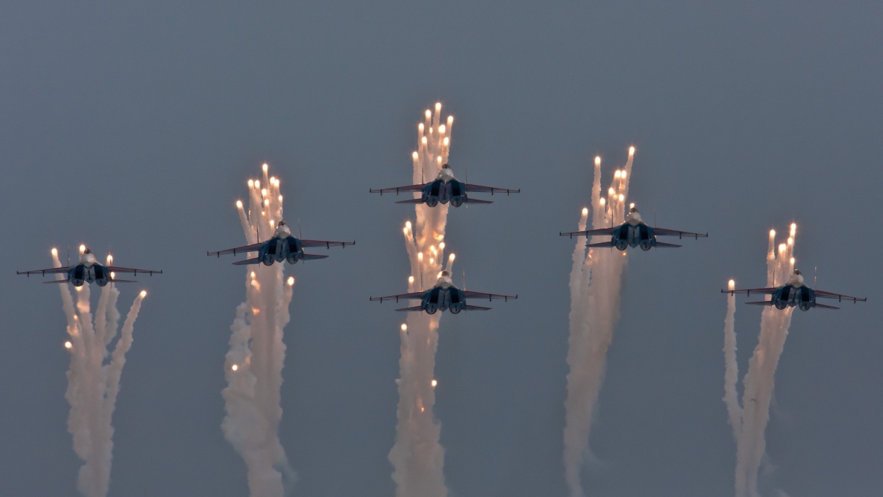 Отряд истребителей выбросил тепловые ловушки