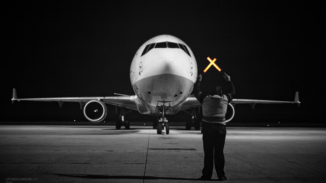 Сотрудник аэропорта помогает пилотам