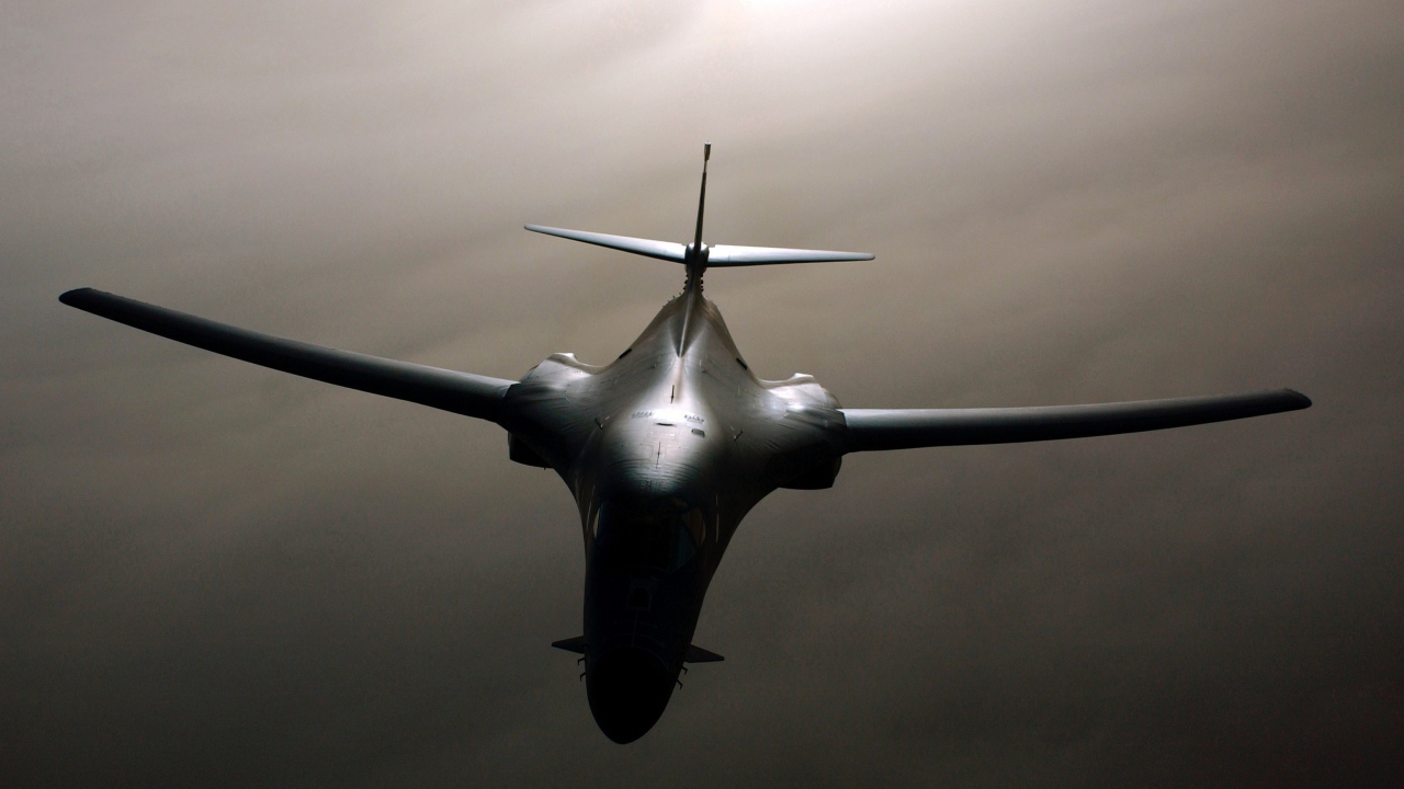 Черный военный самолет Rockwell B-1 Lancer