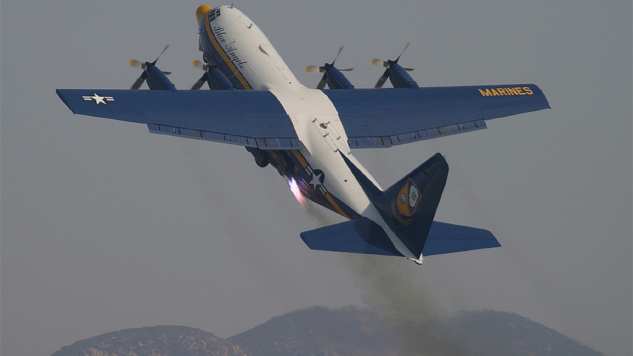 Самолет Голубой ангел выполняет маневр