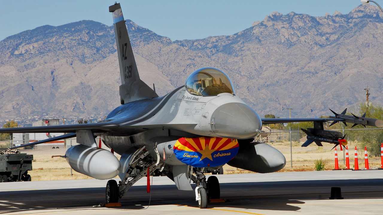 Истребитель на авиабазе в Аризоне