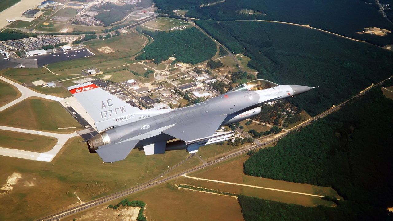 Истребитель F-16 выполняет маневр над землей