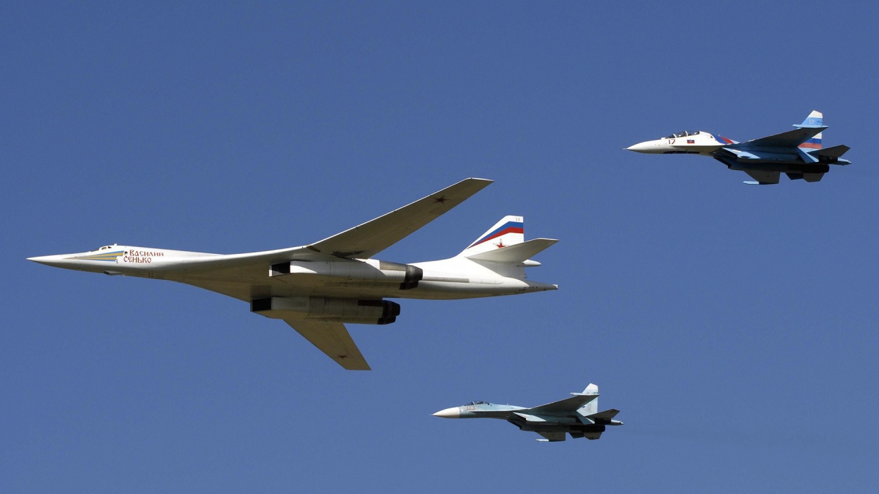 Истребители сопровождают военный самолет ТУ-160