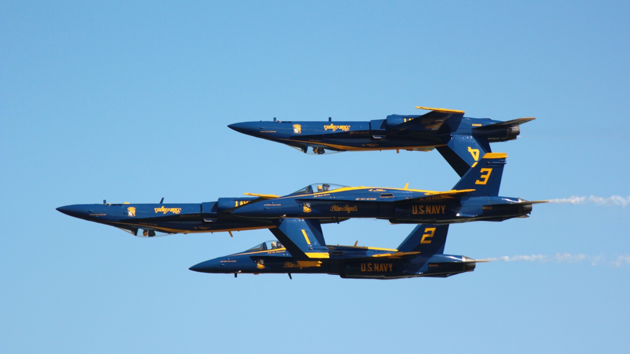Звено самолетов F-18 Hornet выполняет трюки в небе