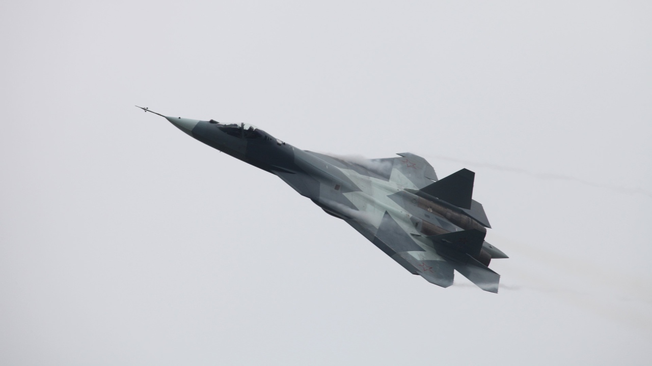 Военный самолет Т-50