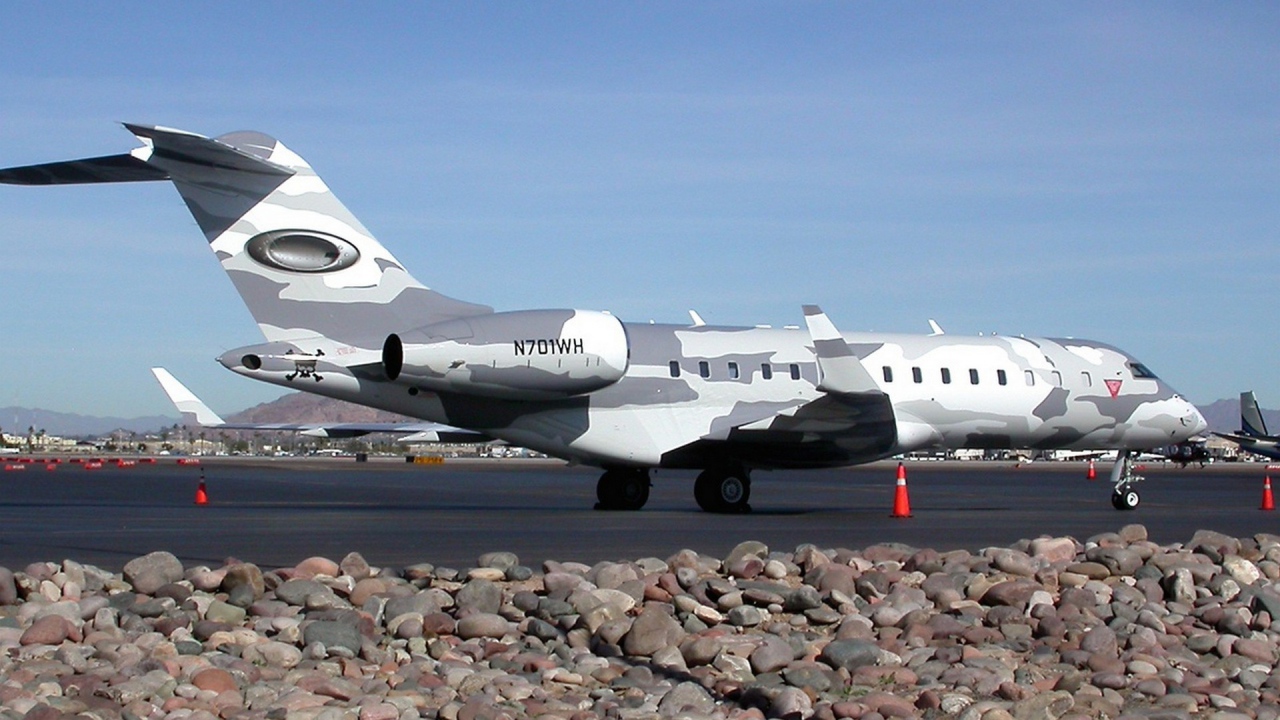 Небольшой самолет в камуфлированной окраске