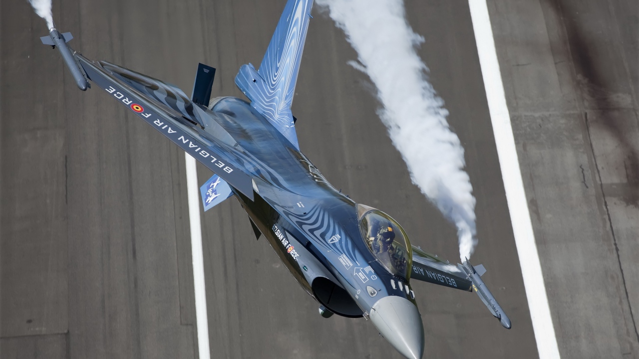 Дымящийся самолет над землей