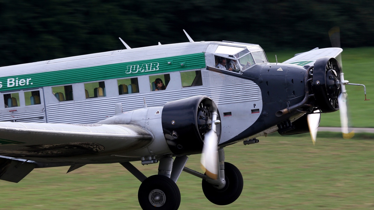 Старинный пассажирский самолет Junkers Ju 52-3m