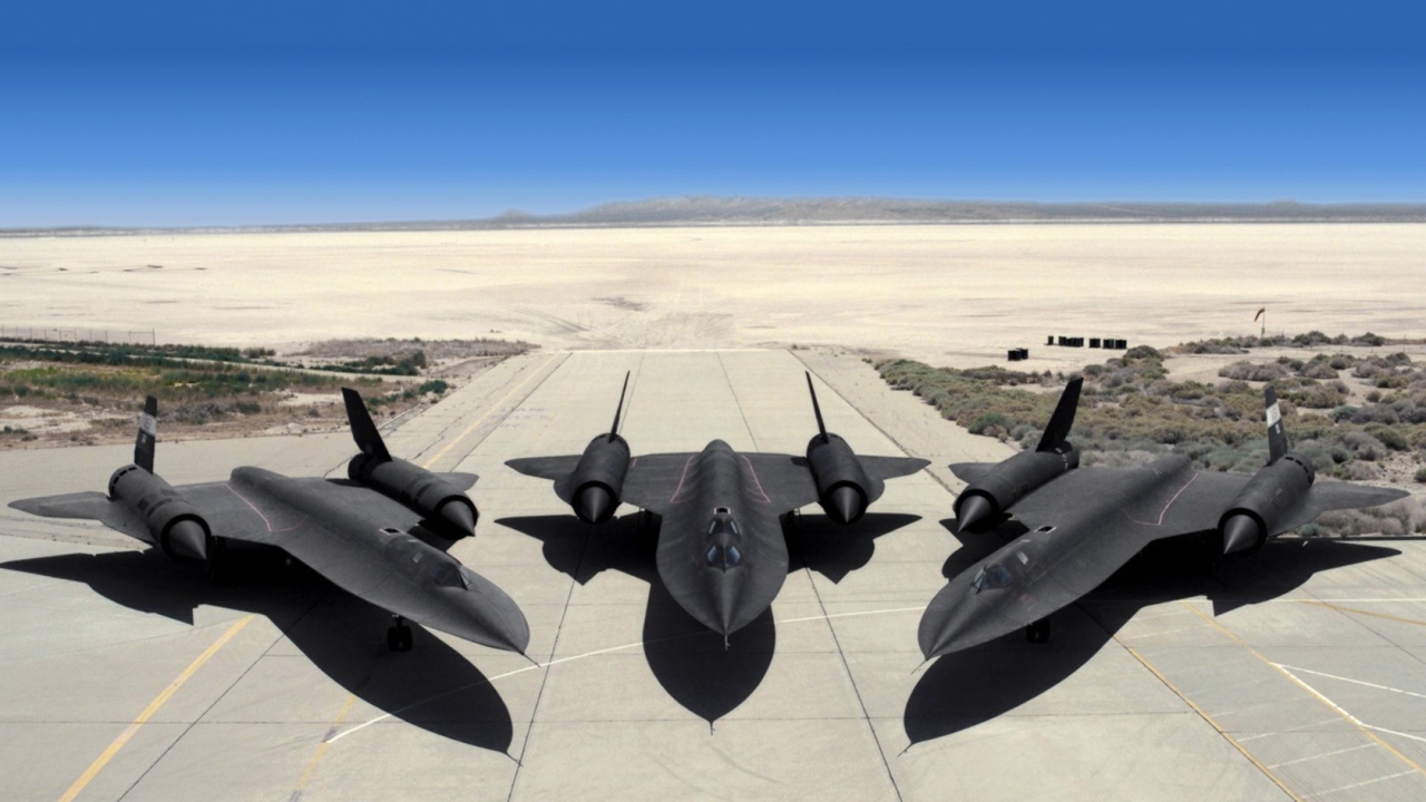 Три военных самолета Lockheed SR-71 Blackbird