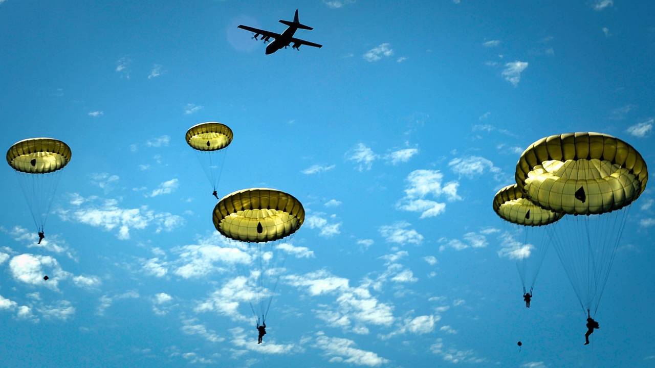 Десантники США прыгают с самолета