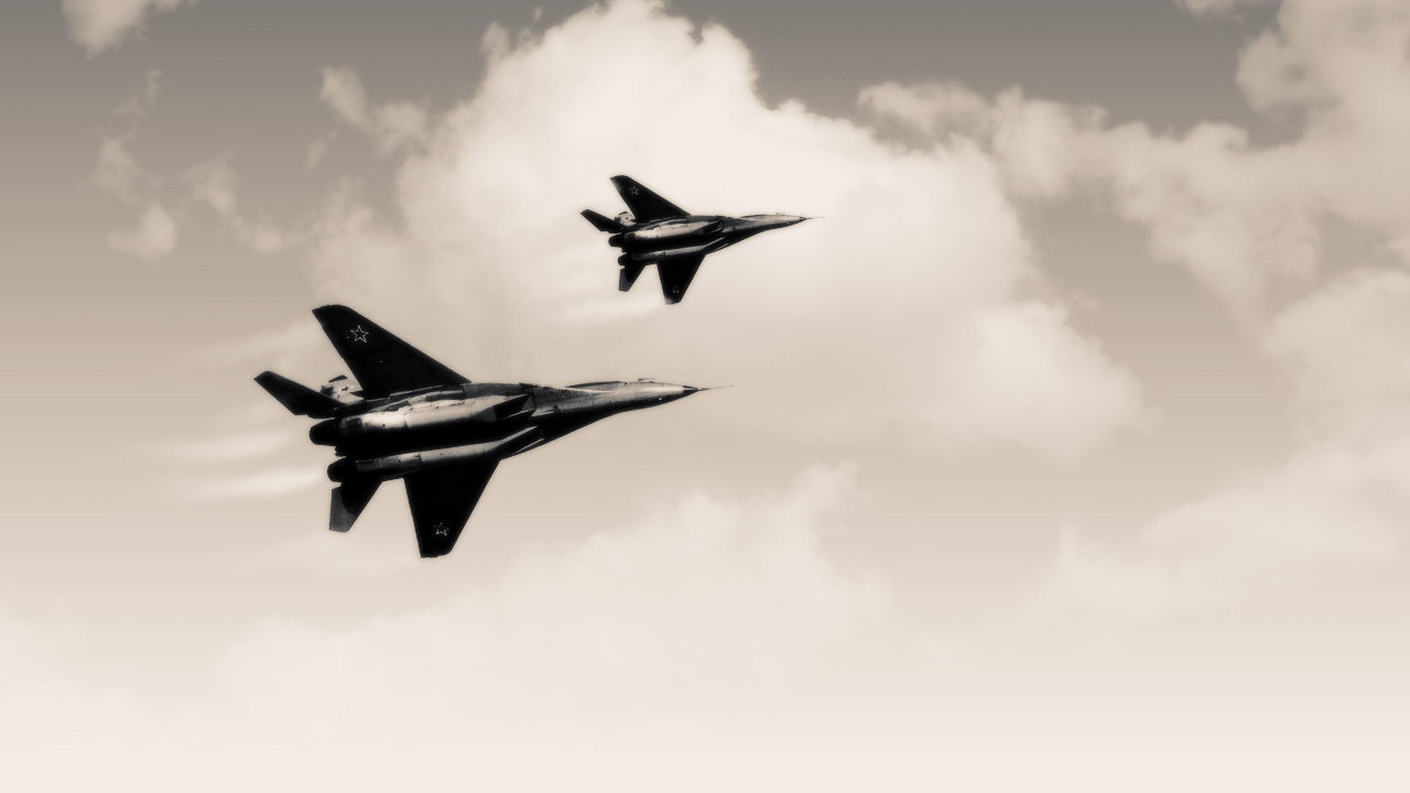 Два самолета в облаках