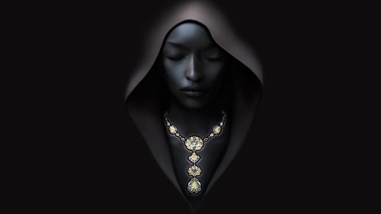 Девушка в капюшоне на черном фоне