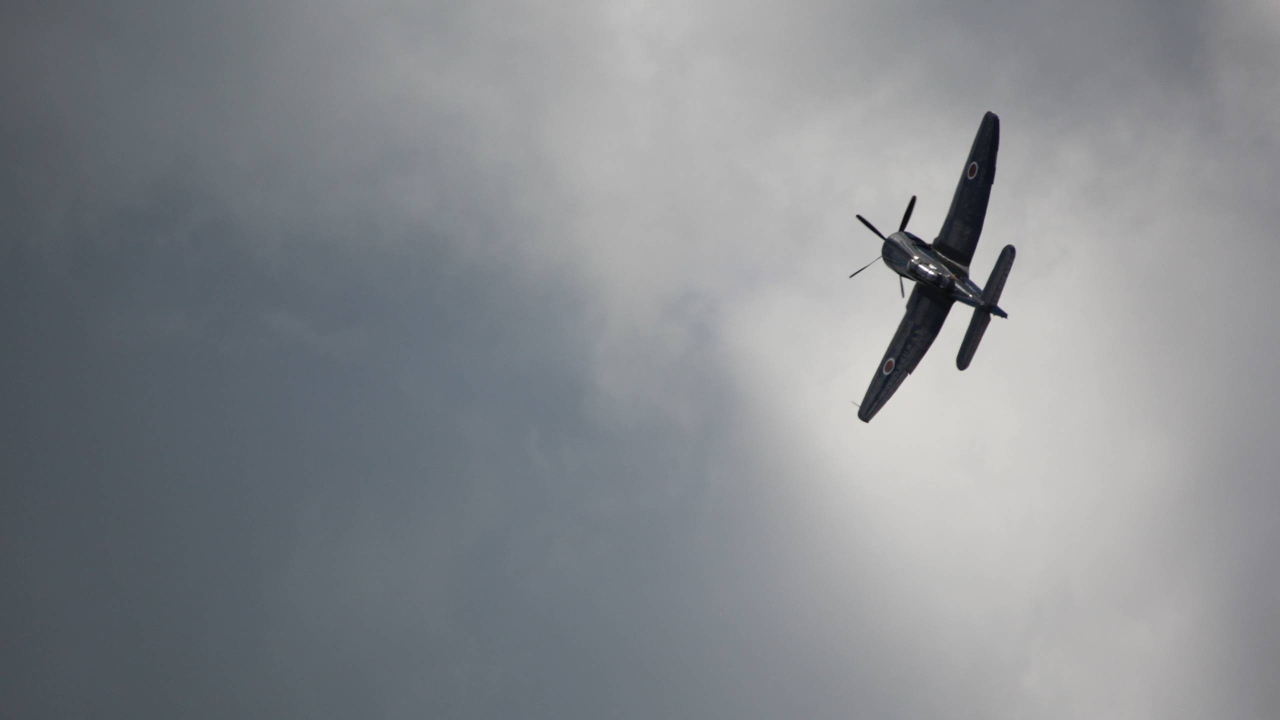 Черный самолет, серый фон