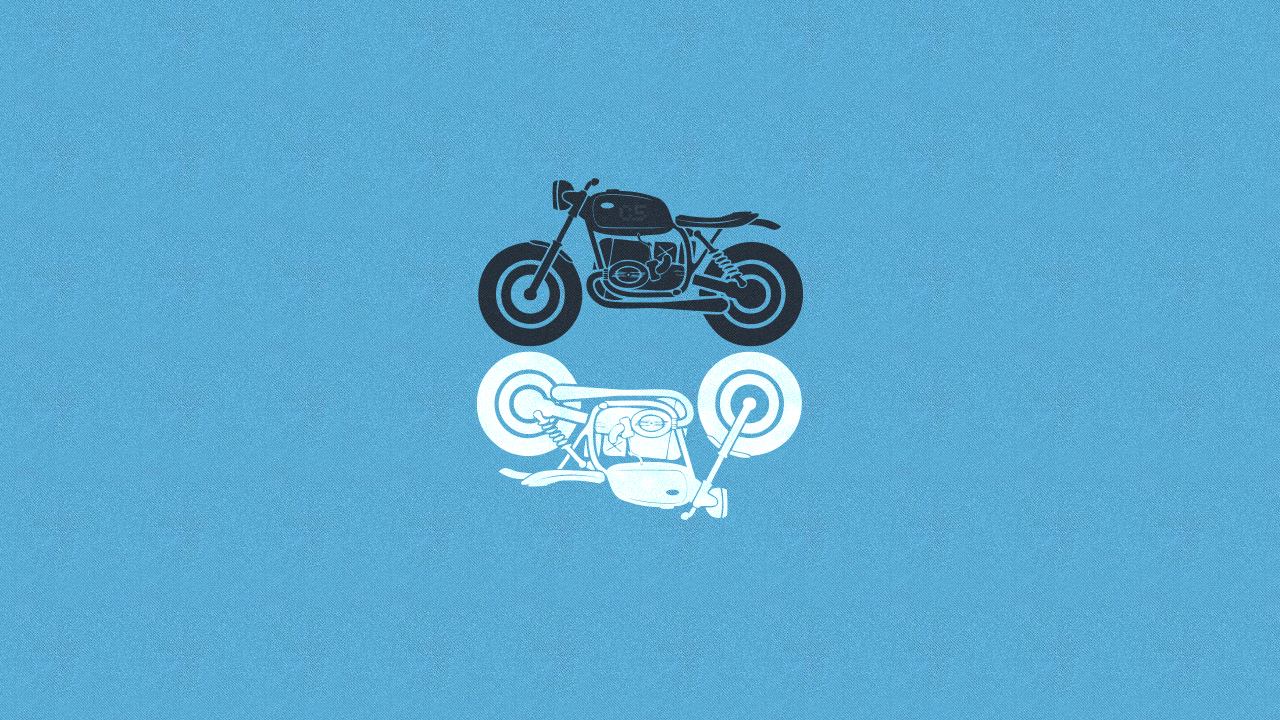 Черный и белый мотоциклы, голубой фон