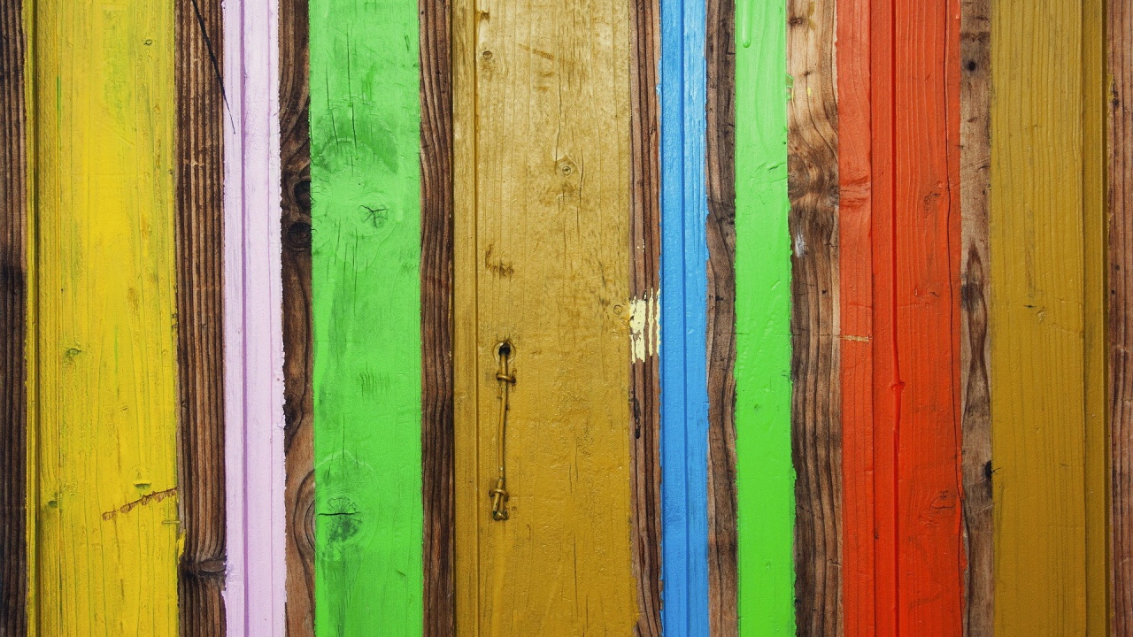 Доски окрашены в разные цвета