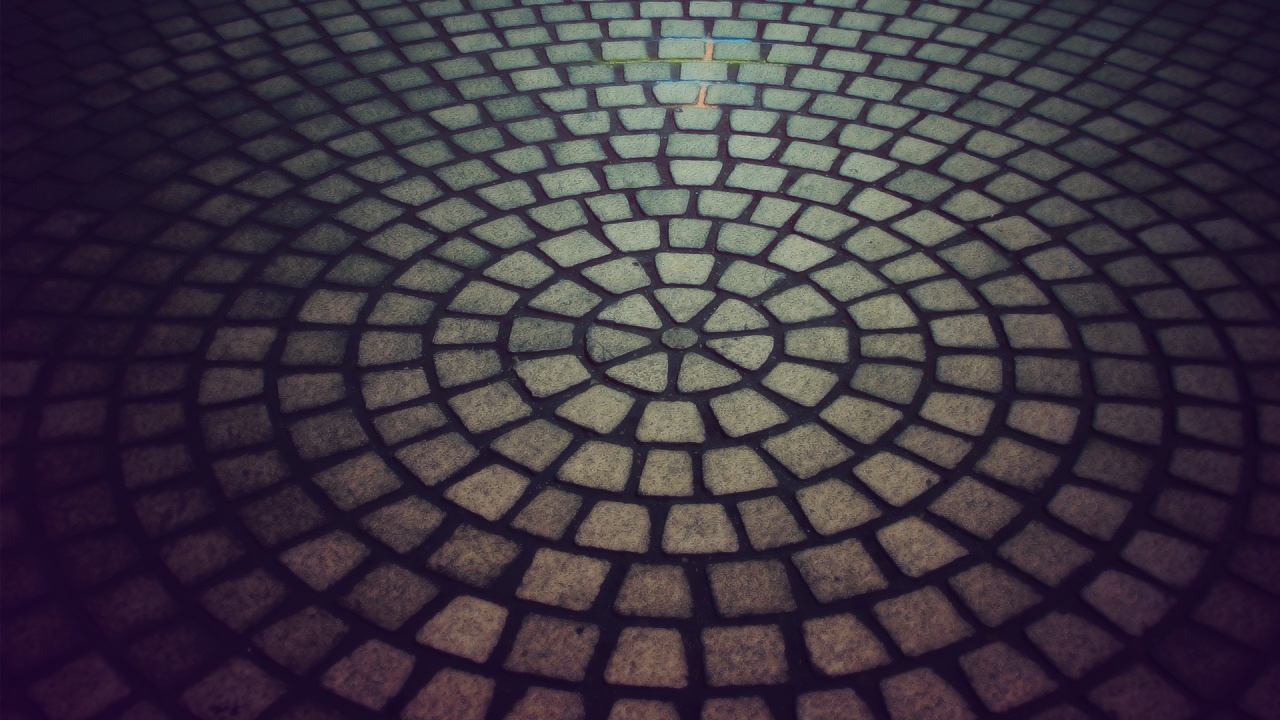 Брусчатка образует круг