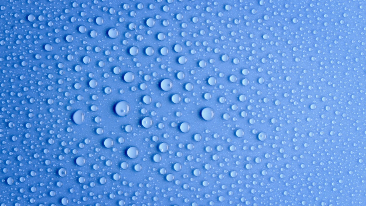 Конденсат на голубом фоне