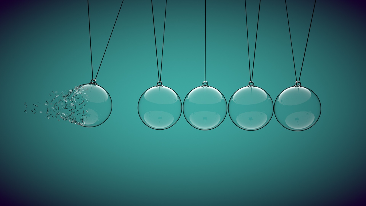 Разбился стеклянный шар на веревке