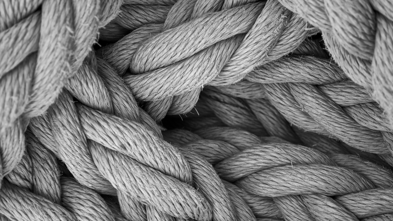 Переплетение серых веревок