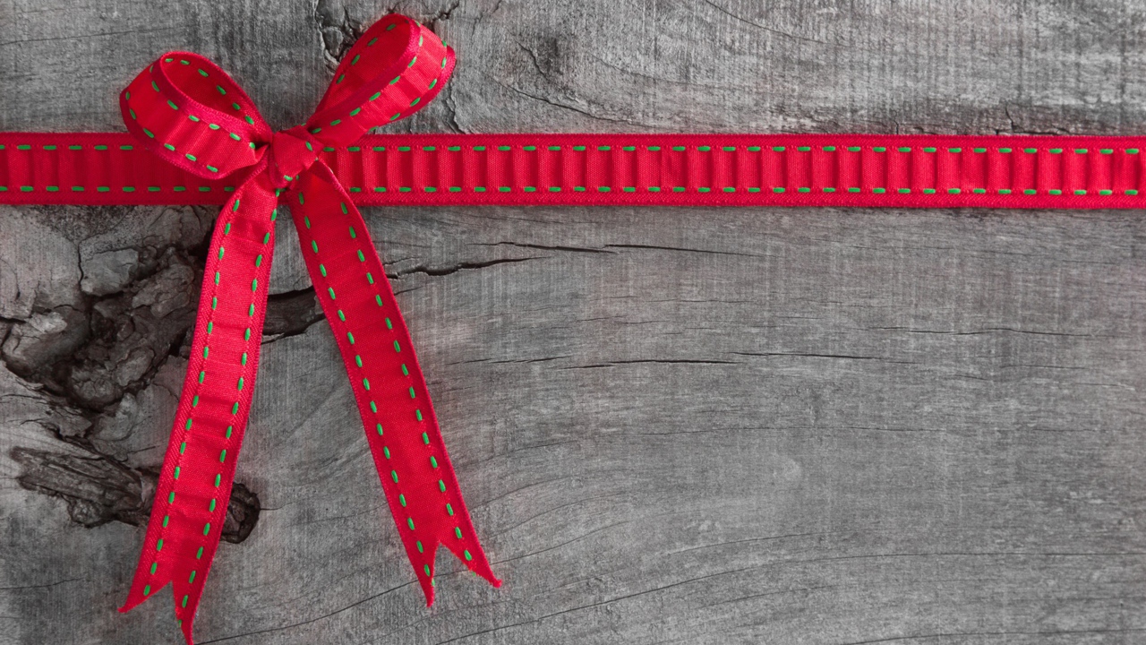 Красный бант не серой доске