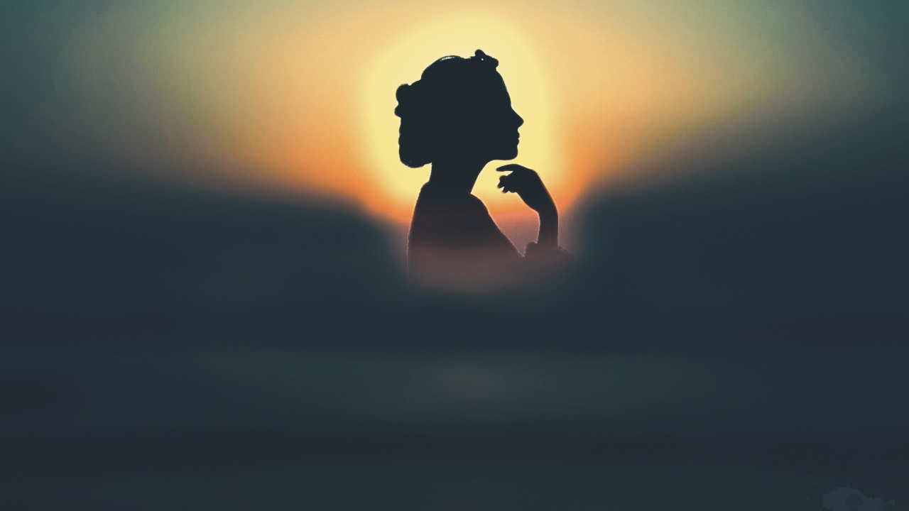 Силуэт девушки на фоне солнца