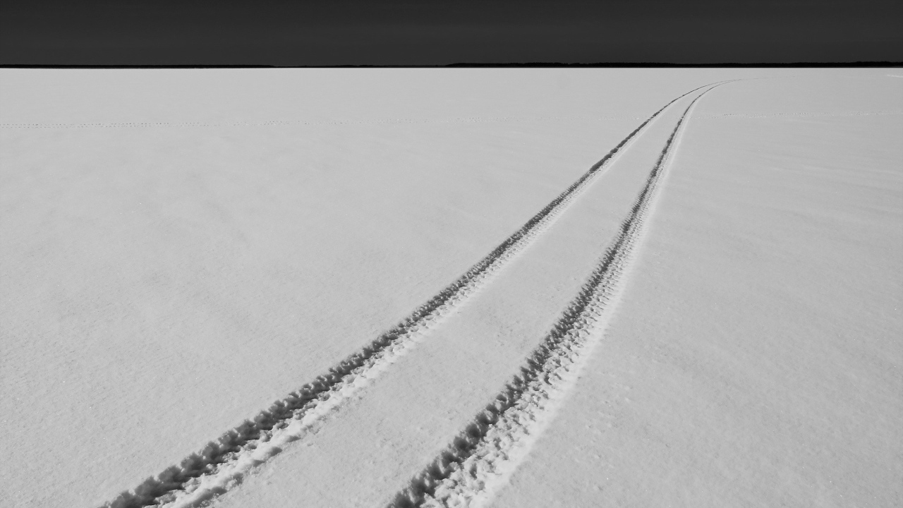 След колес на снегу уходит к горизонту