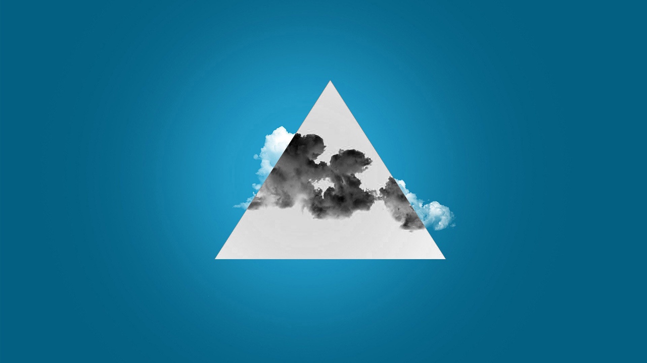 Треугольник с облаком на голубом фоне