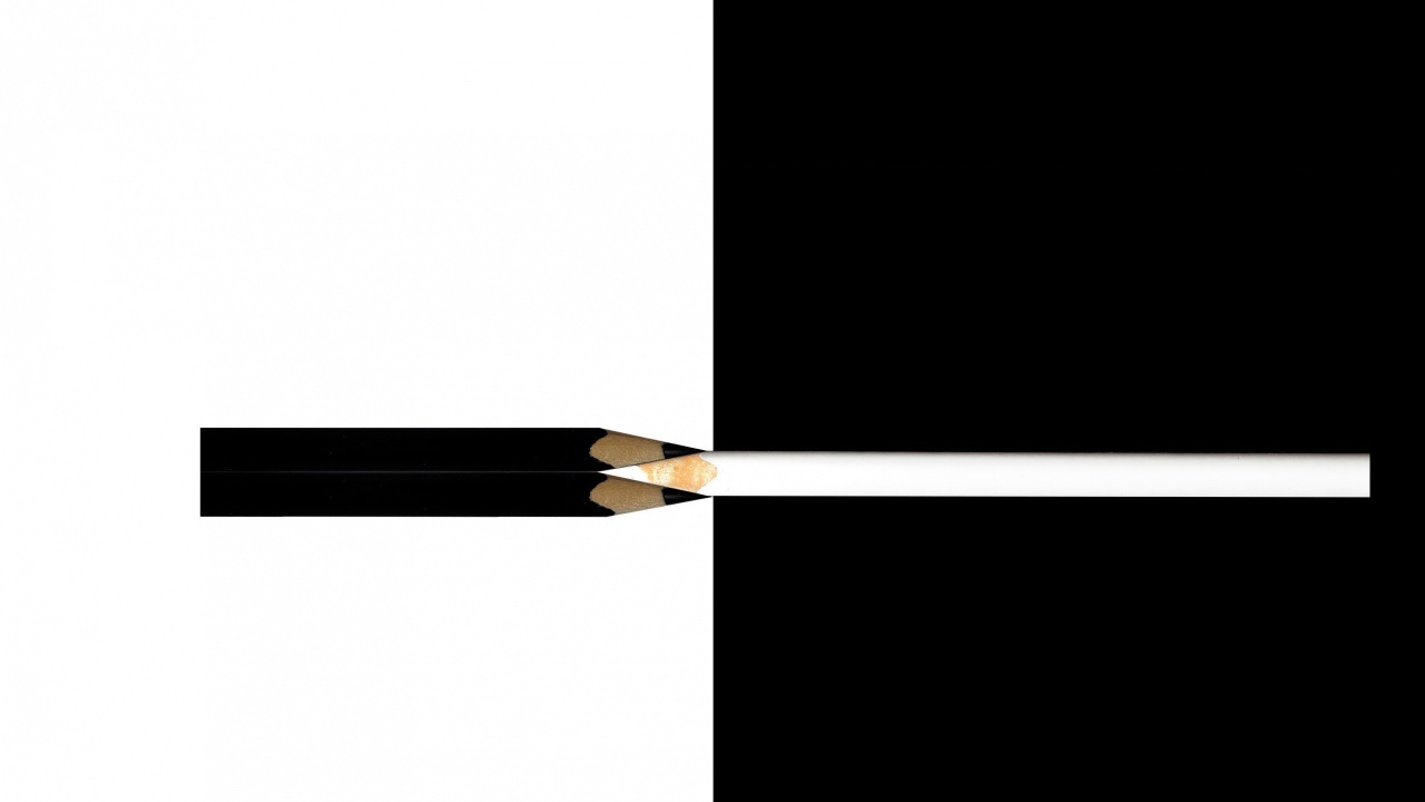 Белый и черный карандаши