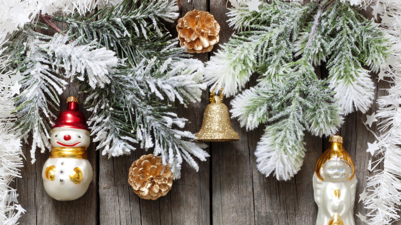 Игрушки на старом заборе