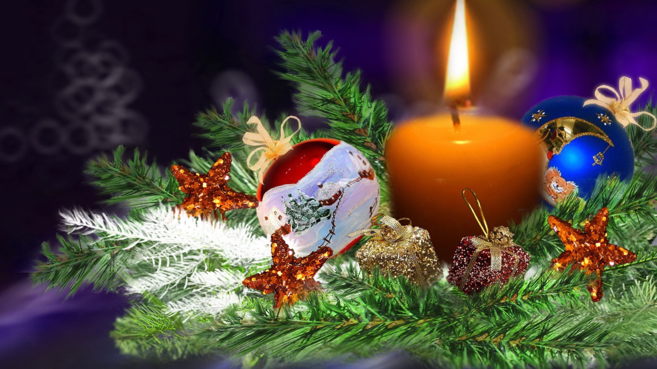 Свеча на ветке елки