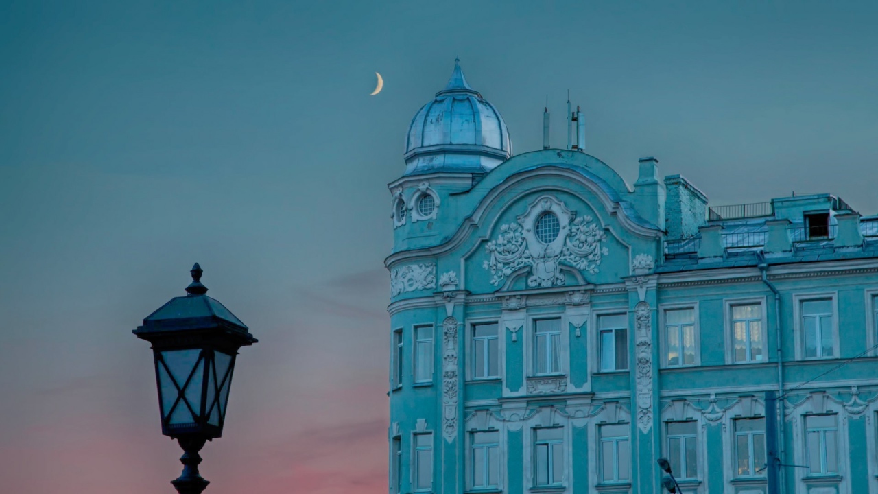 Голубое здание на фоне вечернего неба