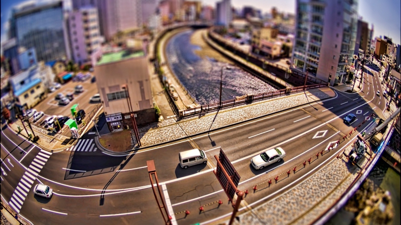 Автомобили на мосту через реку в городе