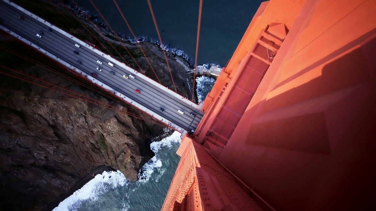 Машины на мосту Золотые ворота с высоты птичьего полета