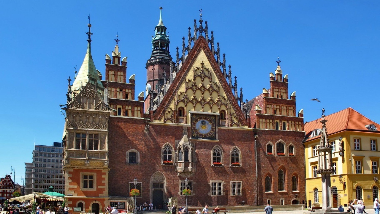 Городское здание с часами в Европейском городе