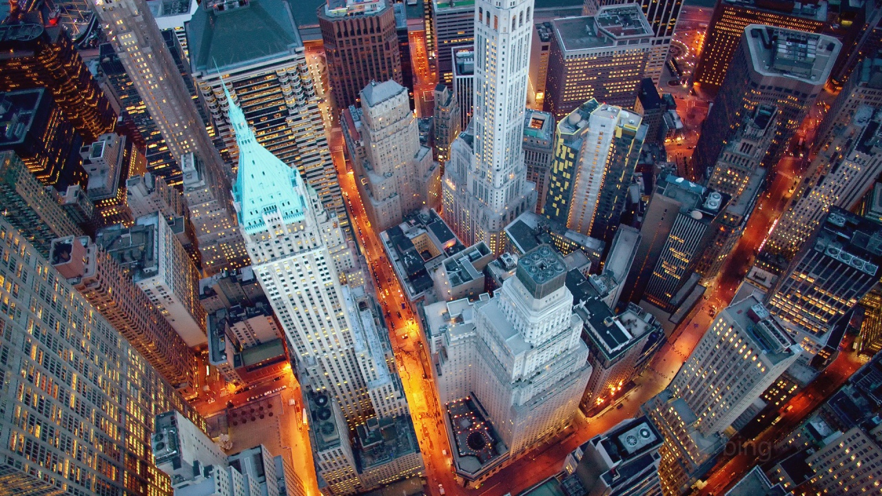 Вечерние огни в небоскребах Нью-Йорка