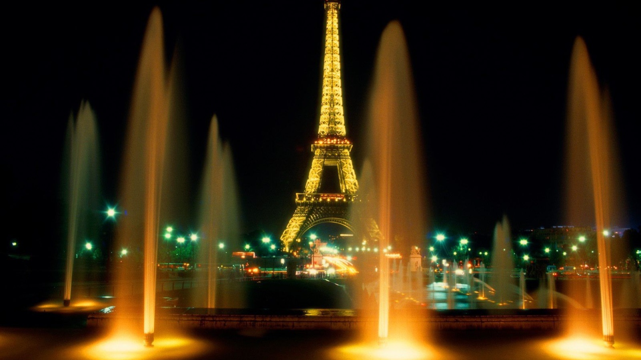Фонтаны на фоне Эйфелевой башни