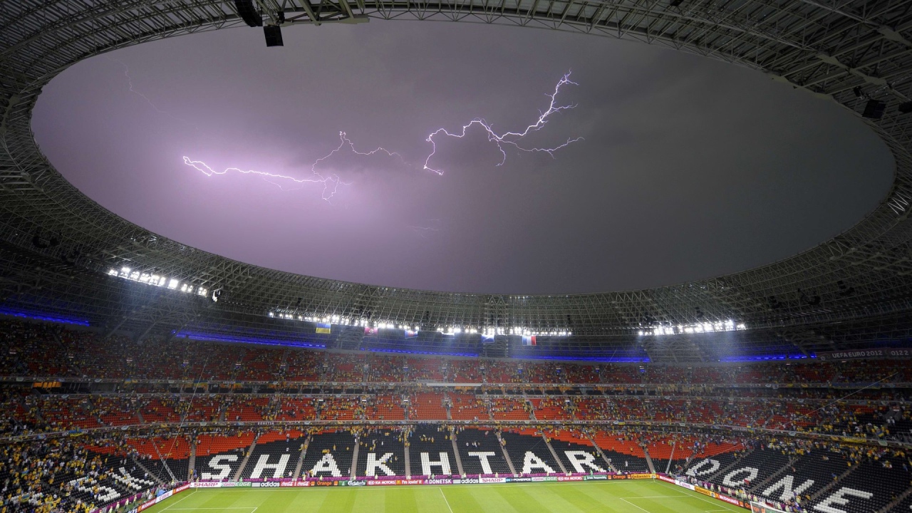 Молния над Донбасс ареной в Донецке