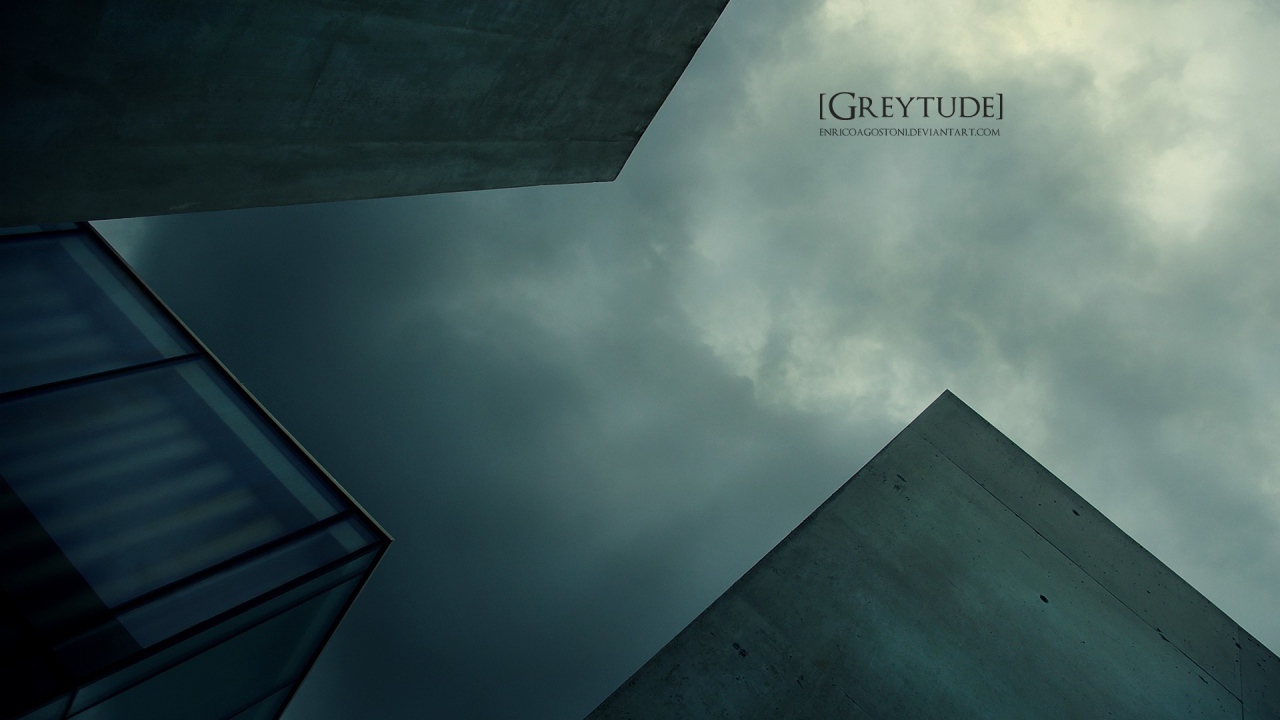 Современная архитектура на фоне хмурого неба